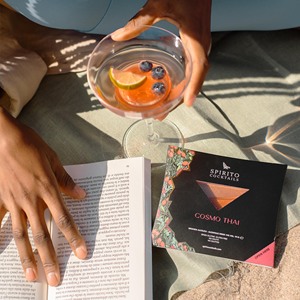 Cóctel Pre mixto artesanal Cosmo Thai listo para beber en un sobre de una sola porción - Product Image 2
