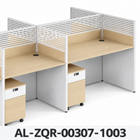Poste de travail de bureau pour six personnes avec dessus imitation chêne, cloisons rayées et armoires mobiles pour espaces de travail partagés