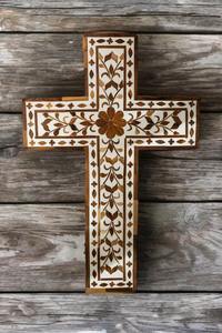 Croix religieuse chrétienne artisanale sur mesure, incrustation d'os, décoration murale, faizacraft - Product Image 4