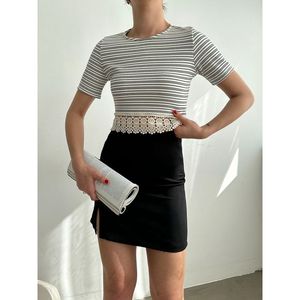 Falda a Rayas Negra con Ribete de Encaje para Mujer, Marca Topshow, Blusa al por Mayor - Product Image 2