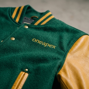 เสื้อแจ็คเก็ต Pro Green Gold Letterman ตัวเสื้อทำจากผ้าขนสัตว์ แขนเสื้อทำจากหนัง คอเสื้อและปลายแขนเสื้อถักแบบริบ ติดกระดุมแป๊กด้านหน้า โลโก้สั่งทำได้ เสื้อผ้าสตรีทแวร์ เสื้อคลุมสำหรับผู้ชาย - Product Image 4