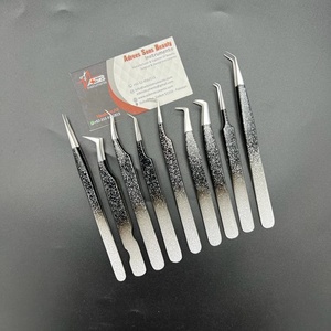 Pinzas profesionales de Extensión de pestañas con purpurina en blanco y negro Ombre de dos tonos Diseño puntiagudo de fibra de acero inoxidable sostenible - Product Image 1