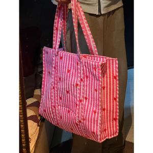 Sac à main pour femme Pintresty, grand sac fourre-tout avec décoration brodée, fermeture à glissière, fonctionnalités portables, fabriqué en PU, nylon, doublure en coton - Product Image 1