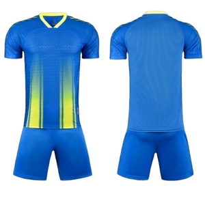 Ensemble de maillot de football en maille respirante 25/26 Nouveau maillot d'été pour hommes et enfants Uniforme d'équipe de football avec impression de bande Design sportif tendance - Product Image 1