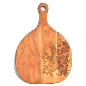 Tabla de cortar de madera hecha a mano para decoración de cocina que combina funcionalidad con diseño natural rústico y elegante - Product Image 1