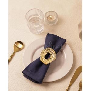 Rond de serviette organique martelé doré de forme unique, texture unique, décoration de table contemporaine rustique moderne au prix de gros - Product Image 1