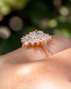 Anillo de compromiso de lujo con halo floral de diamantes cultivados en laboratorio de 3.0 quilates, oro macizo de 14K, corte marquesa y diseño de rayos de sol. - Product Image 3