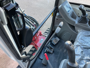 Prix de la pelle Takeuchi TB225 de 2,5 tonnes avec chenilles en caoutchouc extensibles, lame de traçage à 2 vitesses avec extensions et raccord rapide pour chenilles. - Product Image 6