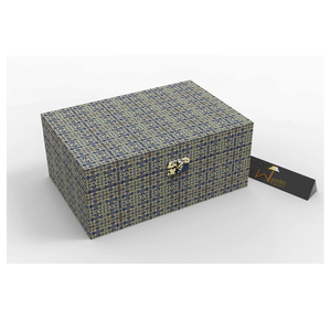 Boîte à bijoux et bibelots en bois poli pour le baptême de mariage et le stockage de cadeaux Articles décoratifs en vente - Product Image 2