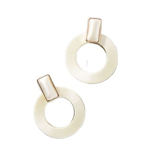 Pendientes de resina blanca para Halloween, pendientes acrílicos redondos de araña y calabaza - Product Image 1