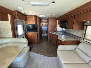 OFERTA: Autocaravana Usada en Excelentes Condiciones, Modelo T-H-O-R M-O-T-O-R 31V 2010, Alto Rendimiento, 36 pies de Largo, 2000 kg de Carga Útil, Acero Inoxidable Oscuro, Plegable - Product Image 2