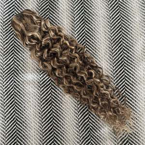 อินเดียน เรมี เคอร์ลี่ เทป แฮร์ เอ็กซ์เทนชั่นส์ 3B # สีน้ำตาลเกาลัดผสมไฮไลท์สีบลอนด์บรอนซ์ 20 นิ้ว ลอนธรรมชาติ - Product Image 4