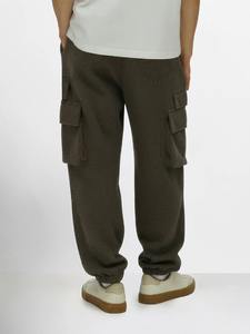 Pantalon cargo pour homme conçu pour le mouvement quotidien, avec un style utilitaire, une coupe confortable et un look urbain contemporain - Product Image 3