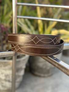 Cinturón Clásico de Cuero Vacuno con Acabado Elegante y Hebilla de Hierro, Personalizable para Uso Formal e Informal - Product Image 2