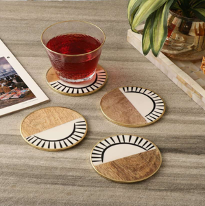 Juego de cuatro posavasos redondos de madera con un diseño a rayas y en tonos dorados, perfectos para colocar bebidas con estilo, a precio mayorista. - Product Image 1