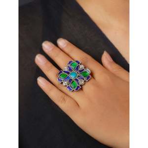 Bague tribale en argent plaqué or rose multicolore Aishwarya Majmudar avec incrustation de cristaux de strass et sertissage à griffes - Product Image 2