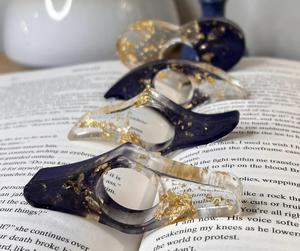 Soporte para páginas de libros de resina, agarre para los dedos, accesorio de lectura duradero y cómodo, perfecto para libros, materiales de estudio, diarios y novelas - Product Image 1