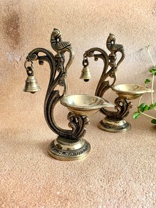 Lampe à huile traditionnelle hindoue en laiton Diya Deepak, fabriquée à la main, pour la décoration des temples de Pooja Diwali - Product Image 3