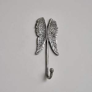 Crochets muraux en métal simples de style industriel avec vis exposées pour l'organisation d'atelier ou de hangar - Product Image 1