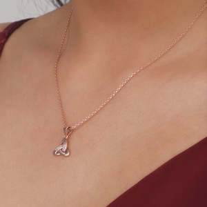 จี้เพชรสีโรสโกลด์พร้อมสายโซ่ที่ห่อหุ้มด้วยเครื่องรางแห่งความรัก - Product Image 5