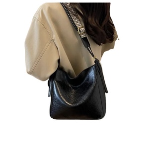 กระเป๋าสะพายไหล่หนังหรูหราสำหรับผู้หญิง ทรงปีกเรียบง่าย ความจุเยอะ แฟชั่นทันสมัย เหมาะสำหรับการเดินทาง - Product Image 5