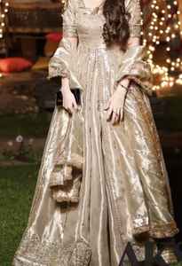 Robe noire élégante pour femmes pakistanaises avec broderie raffinée, parfaitement conçue pour les occasions formelles - Product Image 4