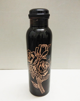 Bouteille d'eau gravée de fleurs en cuivre de style unique Antique noir de qualité supérieure avec couvercle anti-fuite et look de designer haut de gamme