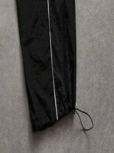 Pantalones Deportivos Blancos Extra Grandes Personalizados Directo de Fábrica para Hombre y Mujer, Unisex, con Paneles Laterales Curvos Negros Elegantes y Ribetes - Holgados - Product Image 4