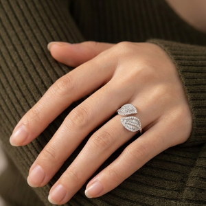 Bague Exclusif Feuille de Diamant Naturel Baguette 1,36 CT Certifié IGI Or Blanc 18K Double Bande Entrecroisée Designer pour la Saint-Valentin - Product Image 2