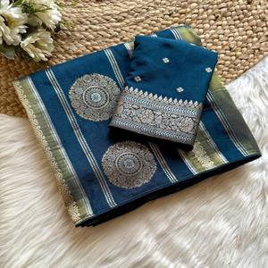 ผ้าซารีผู้หญิงแบบดั้งเดิม ยี่ห้อ VASTRA COTTAGE ผ้าวิสโคสเนื้อจอร์เจต์สีเงินทอง ปักด้วยด้ายซารีแบบจัคการ์ด ทออย่างประณีต พร้อมพัลลูสีสันสดใส ย้อมด้วยมือ - Product Image 3