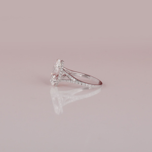 Anillo de compromiso de estilo clásico de oro macizo de 18K, ajuste de Halo oculto, corte ovalado acentuado, Diamante creado en laboratorio, certificado IGI - Product Image 3
