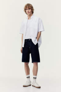 กางเกงขาสั้นผ้ายีนส์สำหรับผู้ชายออกแบบได้ตามต้องการผ้ายีนส์สีกรมท่ากรดฟอกสีความยาวเข่าโอเวอร์ไซส์แฟชั่นเรียบๆ - Product Image 4