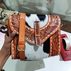 Bolso Bandolera Bohemio de Cuero Genuino Ecológico de Alta Calidad con Borlas y Flores, con Cierre, al Mejor Precio - Product Image 6