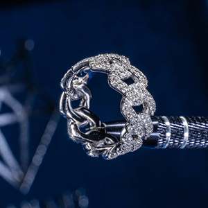 Bague de luxe SHREYA DIAM en moissanite cubaine, en argent plaqué rhodium avec sertissage pavé, couleur D, clarté VVS1 - Product Image 1