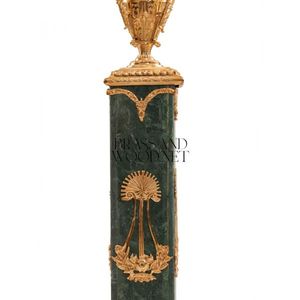 Candélabre sur piédestal en marbre vert majestueux avec lampe figurative en laiton plaqué or et abat-jour en verre flamme - Product Image 4
