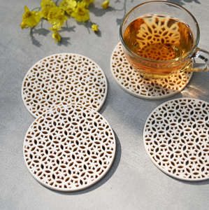 Juego de cuatro posavasos redondos de madera con un diseño a rayas y en tonos dorados, perfectos para colocar bebidas con estilo, a precio mayorista. - Product Image 6