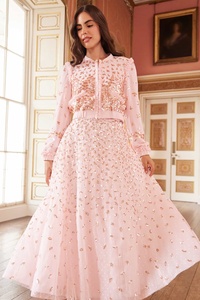 Maxi vestido de noche acampanado con cuello alto, gasa Pastel con bordado a máquina y volantes para bodas, fiestas de graduación - Product Image 3