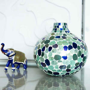 แจกันแก้วทรงกลมประดับด้วยหินโมเสคกรวดสีม่วงสีฟ้าสีเขียวอมม่วง - Product Image 3