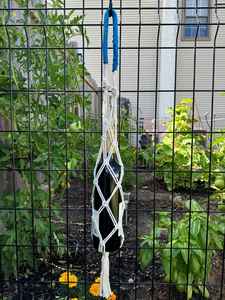 Porte-bouteille d'eau en macramé Boho tissé à la main suspendu porte-bouteille de vin pour la maison et la décoration murale - Product Image 3