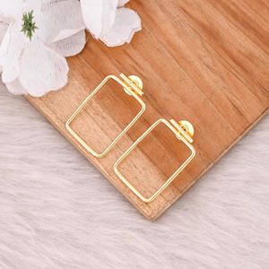 Boucles d'oreilles clous simples en laiton plaqué or de haute qualité, fabriquées à la main, boucles d'oreilles clous en laiton plaqué or de créateur, fabricant en gros - Product Image 3