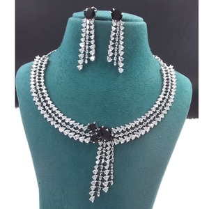 Ensemble de bijoux AD exquis de qualité de luxe collier et boucles d'oreilles en diamant américain pour les mariées et les demoiselles d'honneur disponibles en gros - Product Image 2