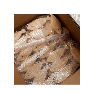 Decoración de peces hecha de madera natural de calidad con texturas talladas sutiles adecuadas para su uso en decoración temática marina - Product Image 2