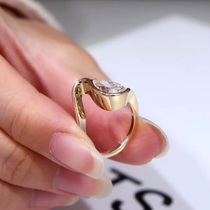 Bague de fiançailles en diamant de laboratoire taille poire de 1,00 ct, or massif 14 carats, certifiée IGI - Product Image 5