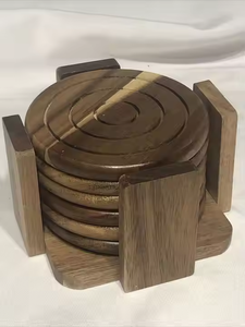 Posavasos elegantes de nogal Juego de posavasos de madera Posavasos de forma cuadrada redonda nogal de Crescent Crafts - Product Image 2