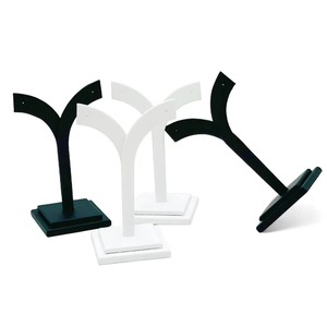 Porte-bijoux blanc et noir avec un design élégant et simple Idéal pour organiser des bagues, des boucles d'oreilles et des colliers pour un usage quotidien - Product Image 4