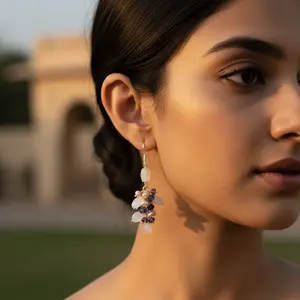 Boucles d'oreilles pendantes vintage en perles d'eau douce et émeraude - Cadeau pour femme - Product Image 1