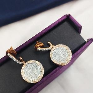 Pendientes elegantes de moda para mujer con piedra de circón, accesorios de boda para fiesta, hechos principalmente de latón para regalos - Product Image 1
