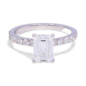 2,50 Ct/VS Lab Grown Emerald & Round Cut Diamond Platinum Essence Solitaire Anillo de compromiso Su colección - Product Image 2