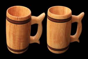 Ensemble de chopes à bière en bois artisanal avec plateau, avec une tasse rustique en bois avec poignée et des bandes métalliques - Product Image 3