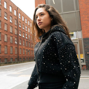 Offre Spéciale Grande Taille Crop Hoodie Noir Couleur Design Casual Fit Crop Top Hoodie Usage Quotidien Utilisation Respirant Sweat à capuche personnalisé pour les femmes - Product Image 4